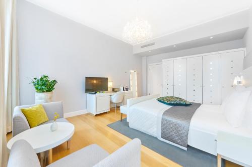 Hotel Ketschauer Hof في دايدسهايم: غرفة نوم مع سرير وغرفة معيشة