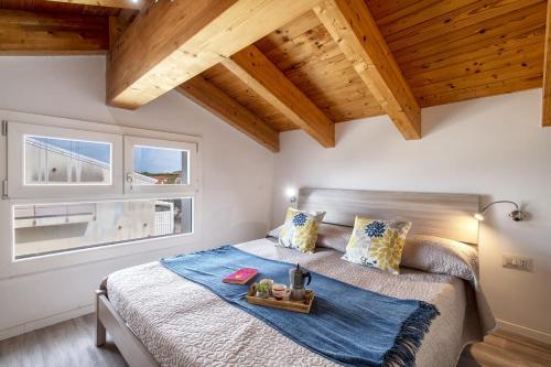 Un dormitorio con una cama y una bandeja. en Le Palme's Apartment, en Isola Rossa