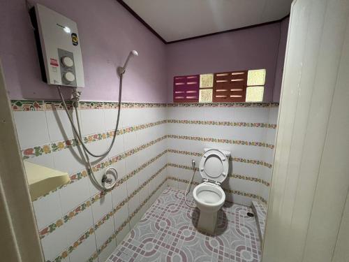 a bathroom with a toilet and a shower at Phet Ban Suan Hotel in Ko Chang