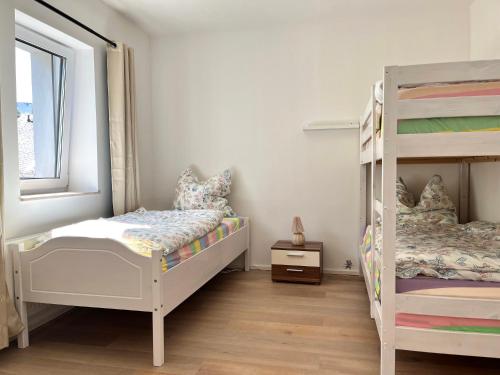 a bedroom with two bunk beds and a window at Frisch freche 3 R Ferienwohnung in Dohna