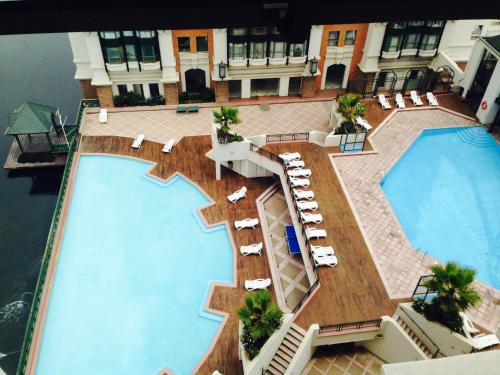 una vista aérea de un hotel con 2 piscinas en Departamento en Condominio Puerto Pacífico en Viña del Mar