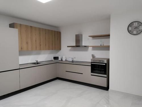 Küche/Küchenzeile in der Unterkunft Modern Maisonette in Qawra