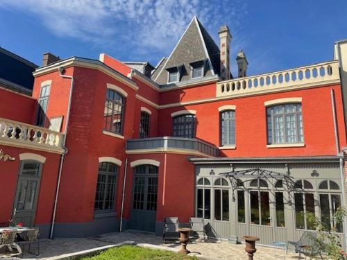 Maison Manotte d’Artois في أراس: مبنى من الطوب الأحمر كبير مع سقف