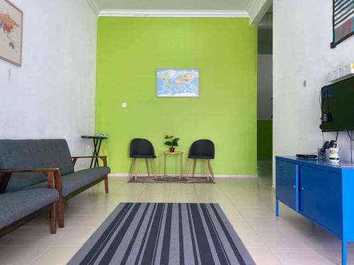 uma sala de estar com um sofá e duas cadeiras em 3 rooms (aircond) in Muar Town em Muar