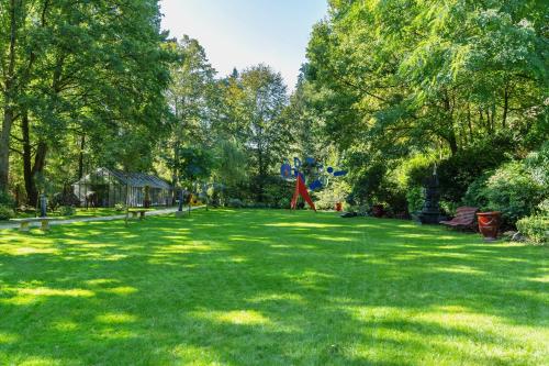 een park met groen gras en bomen en een speeltuin bij The Iflissen Nest - Luxury Appartment in Lamorlaye