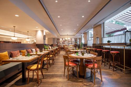 een restaurant met tafels en stoelen in een kamer bij Brussels Marriott Hotel Grand Place in Brussel