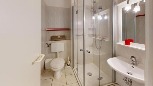 ペルツァーハケンにあるNeuKlosterhof App. 06のバスルーム(シャワー、トイレ、シンク付)