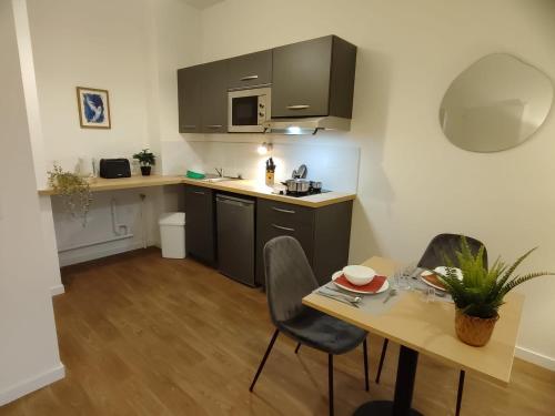 Kuchyň nebo kuchyňský kout v ubytování Zenao Appart'hôtels Montivilliers