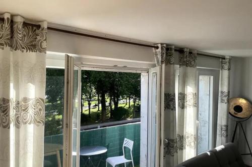 d'une chambre avec une porte coulissante en verre et une fenêtre. dans l'établissement Bienvenue au P'tit Lou, à Boulogne-sur-Mer