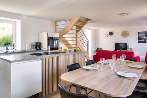 une cuisine et une salle à manger avec une table et des chaises dans l'établissement Maison avec jardin pour 5 à Penmarch, à Penmarcʼh