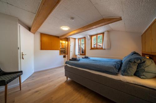 1 dormitorio con 1 cama grande en una habitación en Large apt in town center with garden & near lake, en Brienz