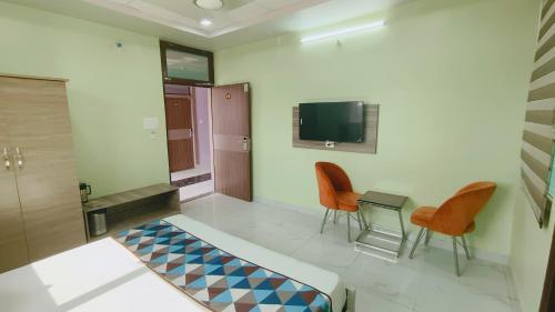 A television and/or entertainment centre at HOTEL AMAR PALACE BHARATPUR