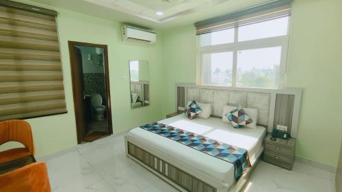 Кровать или кровати в номере HOTEL AMAR PALACE BHARATPUR