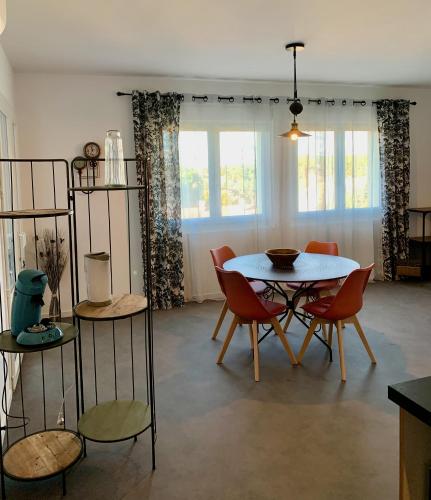 une salle à manger avec une table et des chaises dans l'établissement PETIT HAVRE DE PAIX, à Vergèze