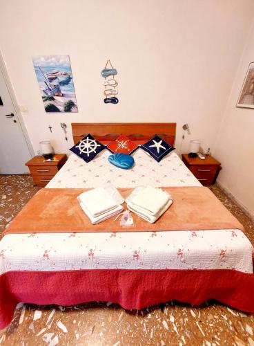 ein Schlafzimmer mit einem Bett mit zwei Handtüchern darauf in der Unterkunft WHOLE FLAT CLOSE BEACH BREAKFAST KITCHEN AIR CONDITIONING LAUNDRY SHUTTLE AIRPORT WI-FI CAR PARKING NETFLIX BALCONIES CHECK IN 24H & METRO to ROME in Lido di Ostia