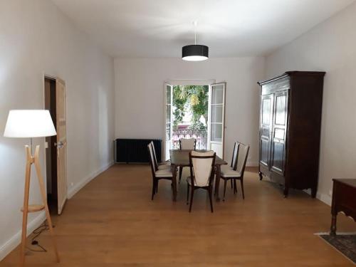 une salle à manger avec une table et des chaises dans l'établissement Très grande maison de ville au coeur de Saumur, à Saumur