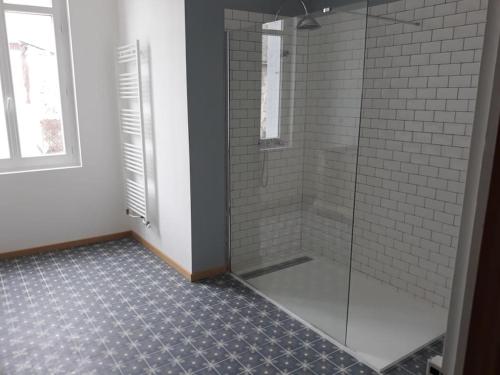 ソミュールにあるTrès grande maison de ville au coeur de Saumurのタイルフロアのバスルーム(ガラス張りのシャワー付)