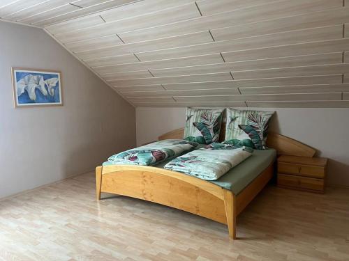 Bett in einem Zimmer mit einer Decke in der Unterkunft Ferienwohnung Aischgrund in Hallerndorf