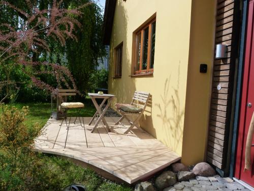 patio z krzesłami i stołem obok domu w obiekcie Grüne Oase w Kilonii