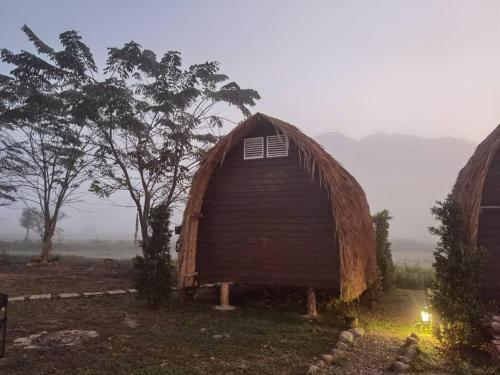 a large barn with a window on the side of it at PANAKLUEA Cottage & Crafts - พนาเกลือ in Ban Kham