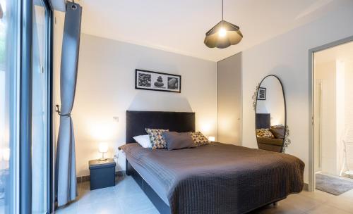 Un pat sau paturi într-o cameră la Le Beau séjour