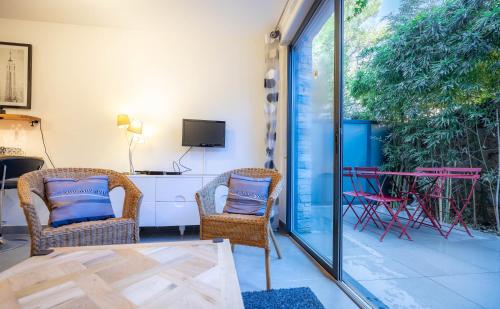 un salon avec deux chaises et une table dans l'établissement Le Beau séjour, à Montpellier