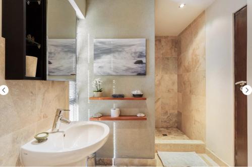 W łazience znajduje się umywalka i prysznic. w obiekcie Watch the Sun Rise w Kapsztadzie