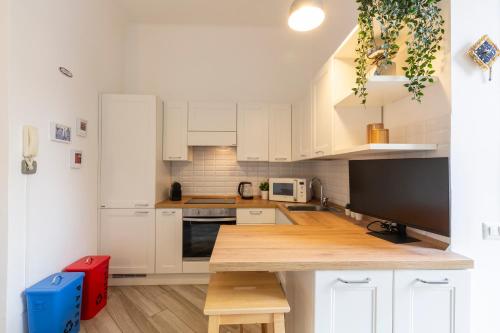 kuchnia z białymi szafkami i drewnianym blatem w obiekcie Mezzofanti - TRE PONTI w Mediolanie