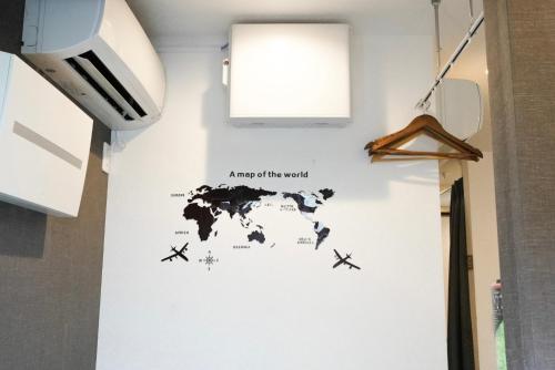 Un mapa del mundo en una pared en una habitación en LodgingToyko Minowa formerly Hostel HIDEAWAY, en Tokio