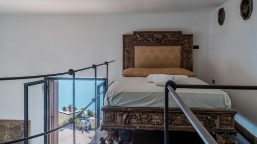 um quarto com uma cama e uma varanda em TORRE GRIMALDI 2&2, Emma Villas em Ventimiglia