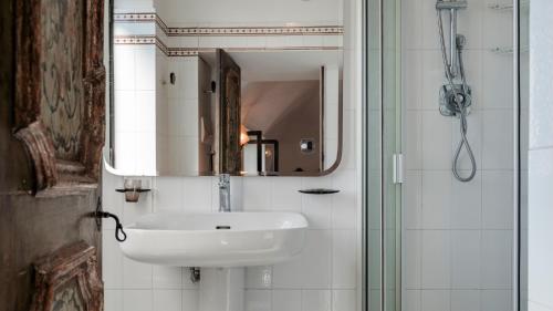 uma casa de banho com um lavatório e um espelho em TORRE GRIMALDI 2&2, Emma Villas em Ventimiglia