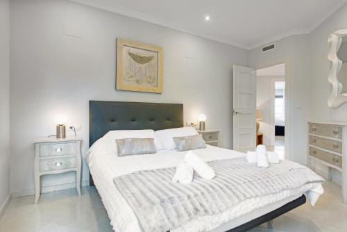 - une chambre blanche avec un grand lit et 2 oreillers dans l'établissement Bungalow Villa Gadea, à Altea