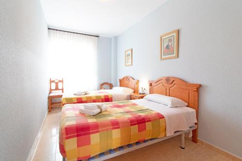 Posteľ alebo postele v izbe v ubytovaní Global Properties, Piso practico, con terraza y piscina en la playa de Canet