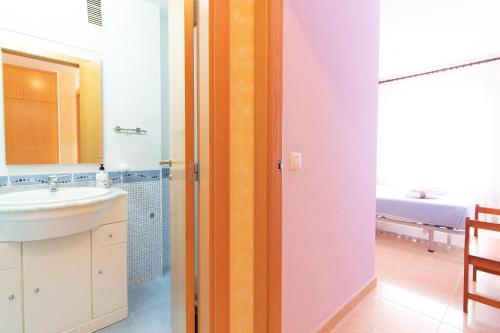 Kúpeľňa v ubytovaní Global Properties, Piso practico, con terraza y piscina en la playa de Canet