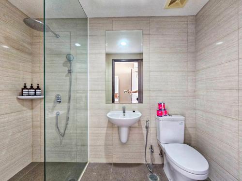 La salle de bains est pourvue de toilettes, d'un lavabo et d'une douche. dans l'établissement Ciputra International Superblock Puri Kembangan, à Jakarta