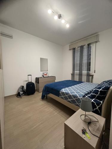 een slaapkamer met een bed en een tafel en een televisie bij -La Casa Di Elio- -Centrale Tra Milano e Como- in Mariano Comense