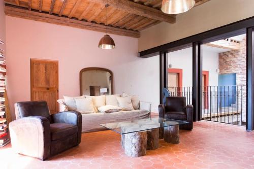 sala de estar con sofá, 2 sillas y mesa en Château de Villeclare - 2 nuits minimum, en Palau-del-Vidre