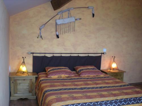 - une chambre avec un lit et deux lampes de chaque côté dans l'établissement LES CHAMBRES DE L'OUEST, à Longessaigne