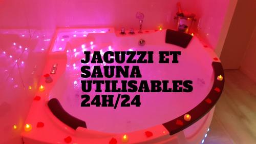 バンドールにあるLe Bijou Appartement avec Jacuzzi et Sauna privatif Terrasse plein sud Clim Parking Privatifのホットドッグをテーブルに乗せたネオンサイン