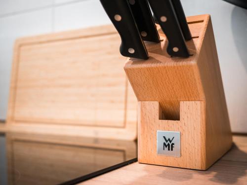 a wooden block with knives on top of a table at Ferienwohnung für 2 im Zentrum: Wifi Küche Parken in Bad Neuenahr-Ahrweiler