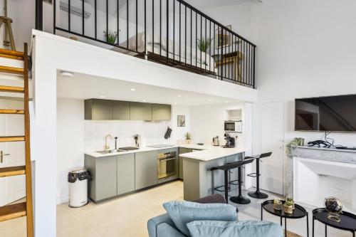 une cuisine ouverte et un salon en mezzanine dans l'établissement Charmant logement au coeur du cours julien, à Marseille