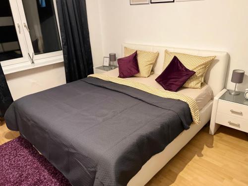 um quarto com uma cama grande e almofadas roxas em MC Home Wup 3e Etage em Wuppertal