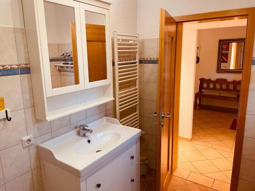 Koupelna v ubytování Dat-Klinkerhus-auf-Ruegen-XXL-Urlaubsparadies-nahe-Ostseestrand-Nationalpark-fuer-17-Gaeste