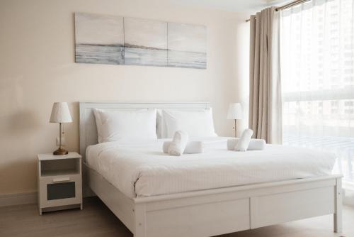 Postel nebo postele na pokoji v ubytování Classy 1BR in Al Sahab Dubai Marina