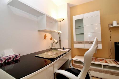Kuchyňa alebo kuchynka v ubytovaní Cozy Apartment FREE parking