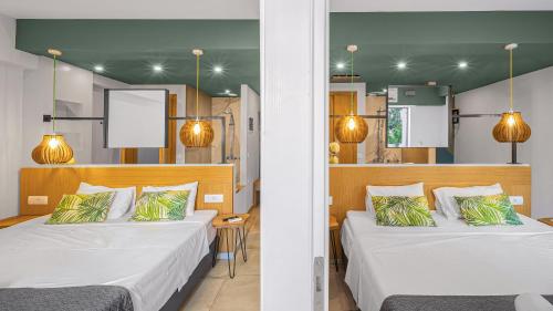 een kamer met 2 bedden en 2 verlichting bij Sunshine Boutique Hotel in Malia