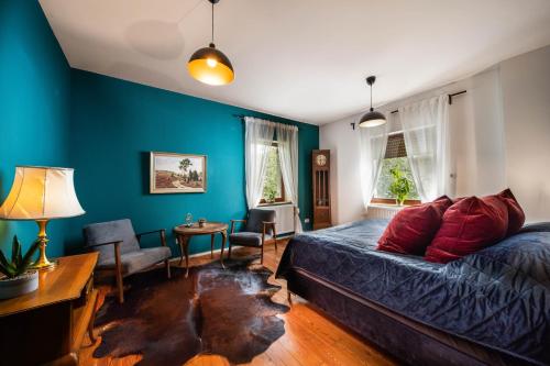 巴特埃姆斯的住宿－Otto von Bismarck Apartment，卧室配有一张床和一张桌子及椅子