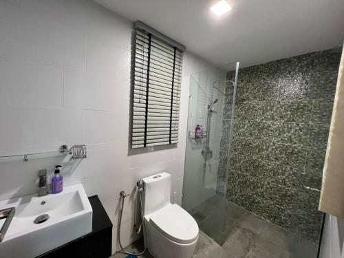 een badkamer met een toilet, een wastafel en een douche bij A.Foo Homestay 4.3 @ Vivacity Megamall Jazz Suite 4 in Kuching