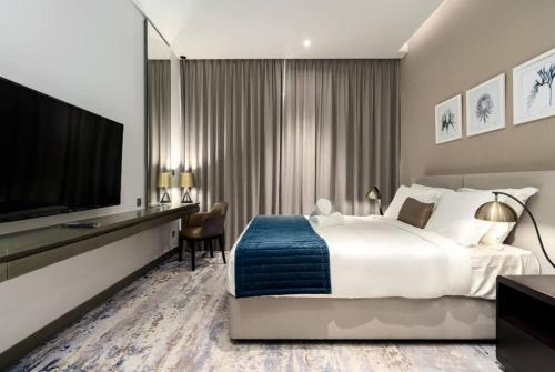 Postel nebo postele na pokoji v ubytování Elegant Studio Canal View Damac Prive