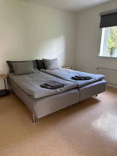 Postel nebo postele na pokoji v ubytování Lägenhet på Rosenlund